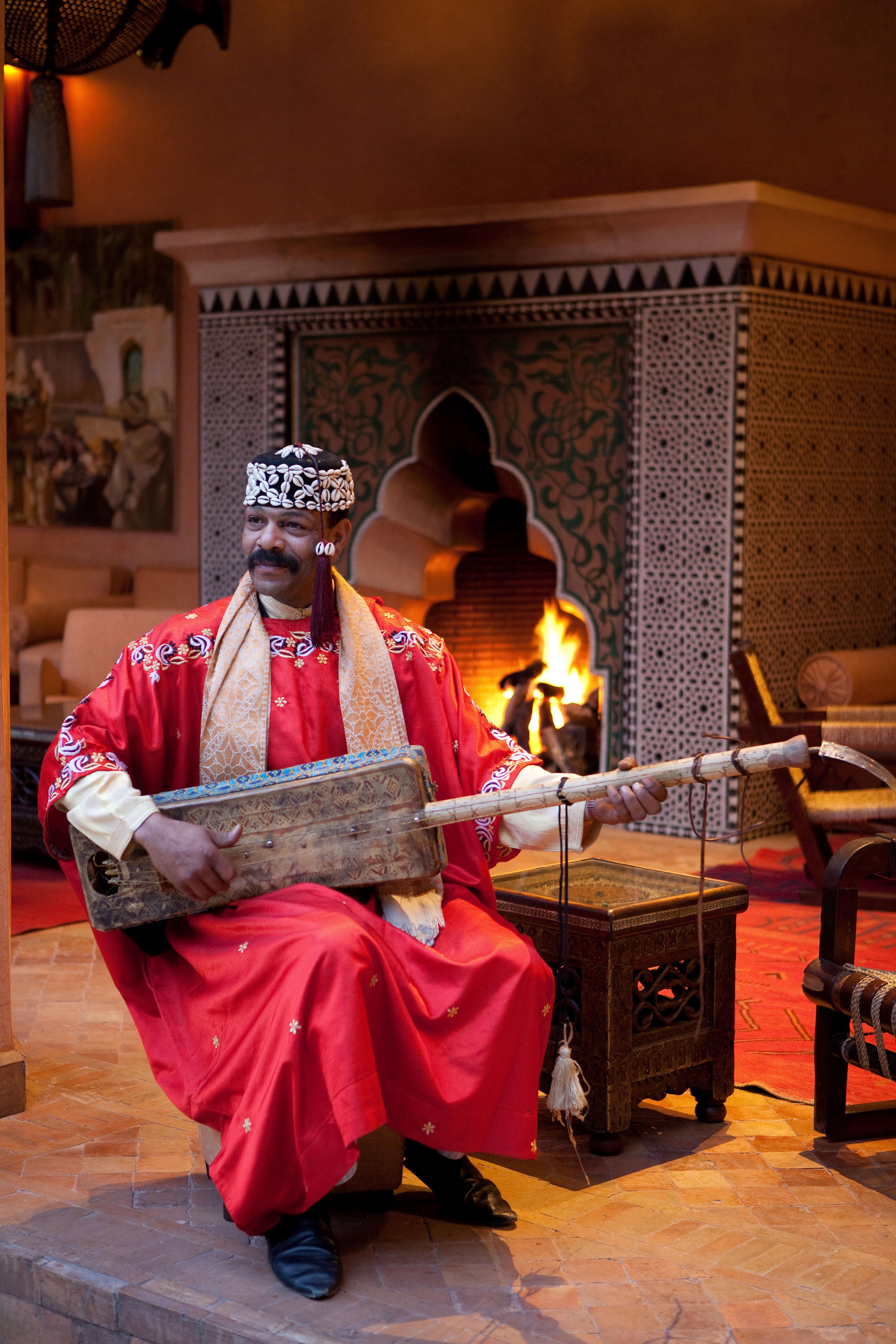 Les Jardins De La Koutoubia Hotel Marrakesh Eksteriør billede Gnaou musician playing the guembri
