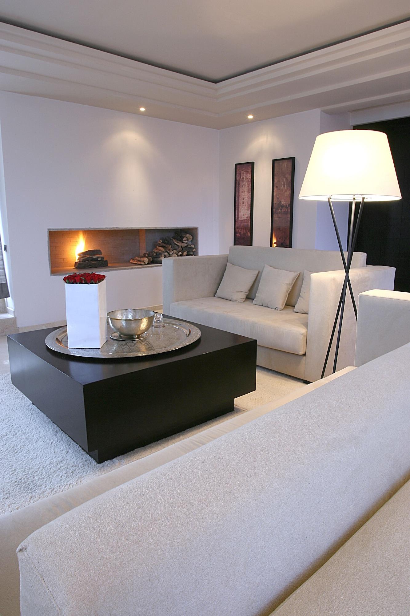 Les Jardins De La Koutoubia Hotel Marrakesh Eksteriør billede A living room with a fireplace
